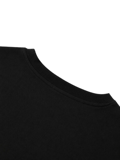 Close-up of the ribbed crew neck collar on the Steelvora black oversized crewneck sweatshirt, highlighting the premium cotton-blend fabric and clean stitching.