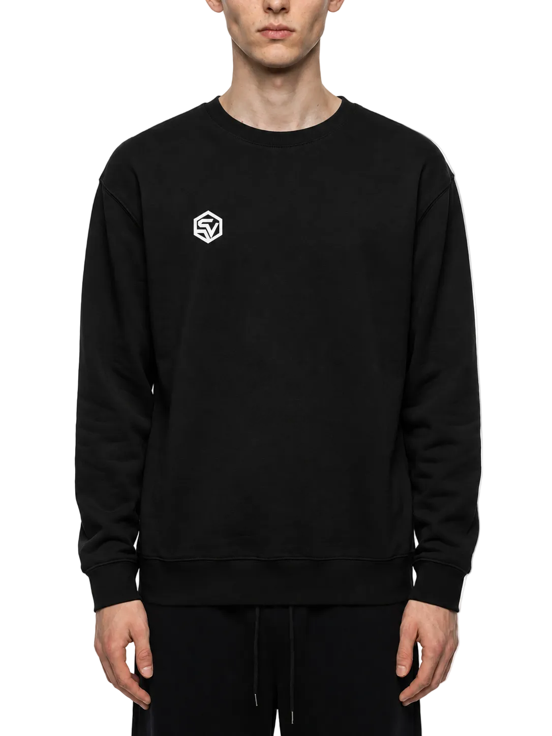 Front view of a model wearing the Steelvora SUNDOWN oversized black crewneck sweatshirt featuring a white SV chest logo.